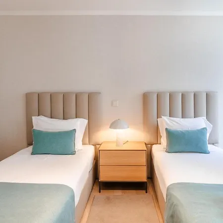 A1 Fully Renovated! Very In Bica With Ac *