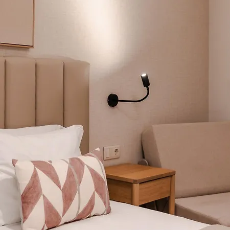 A1 Fully Renovated! Very In Bica With Ac